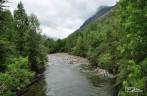 Cruzando com riacho de águas puríssimas em trilha no parque de Pumalín, região de Chaitén, na Carretera Austral, sul do Chile